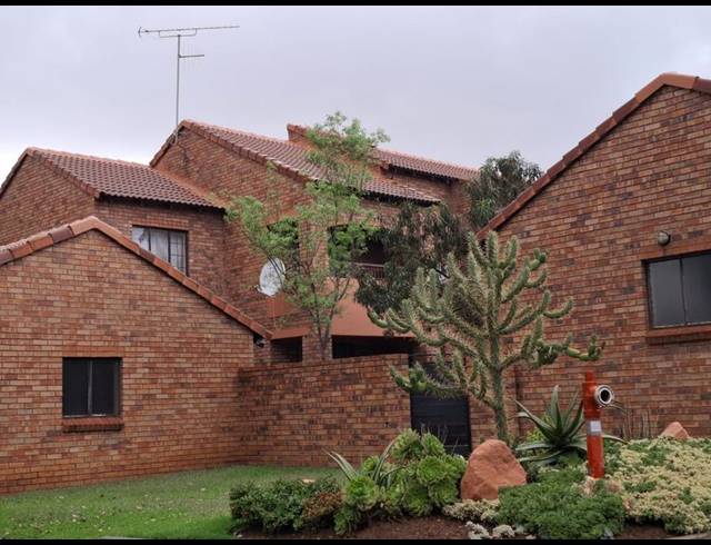 2 BEDROOM APARTMENT FOR SALE IN MOOIKLOOF RIDGE ESTATE